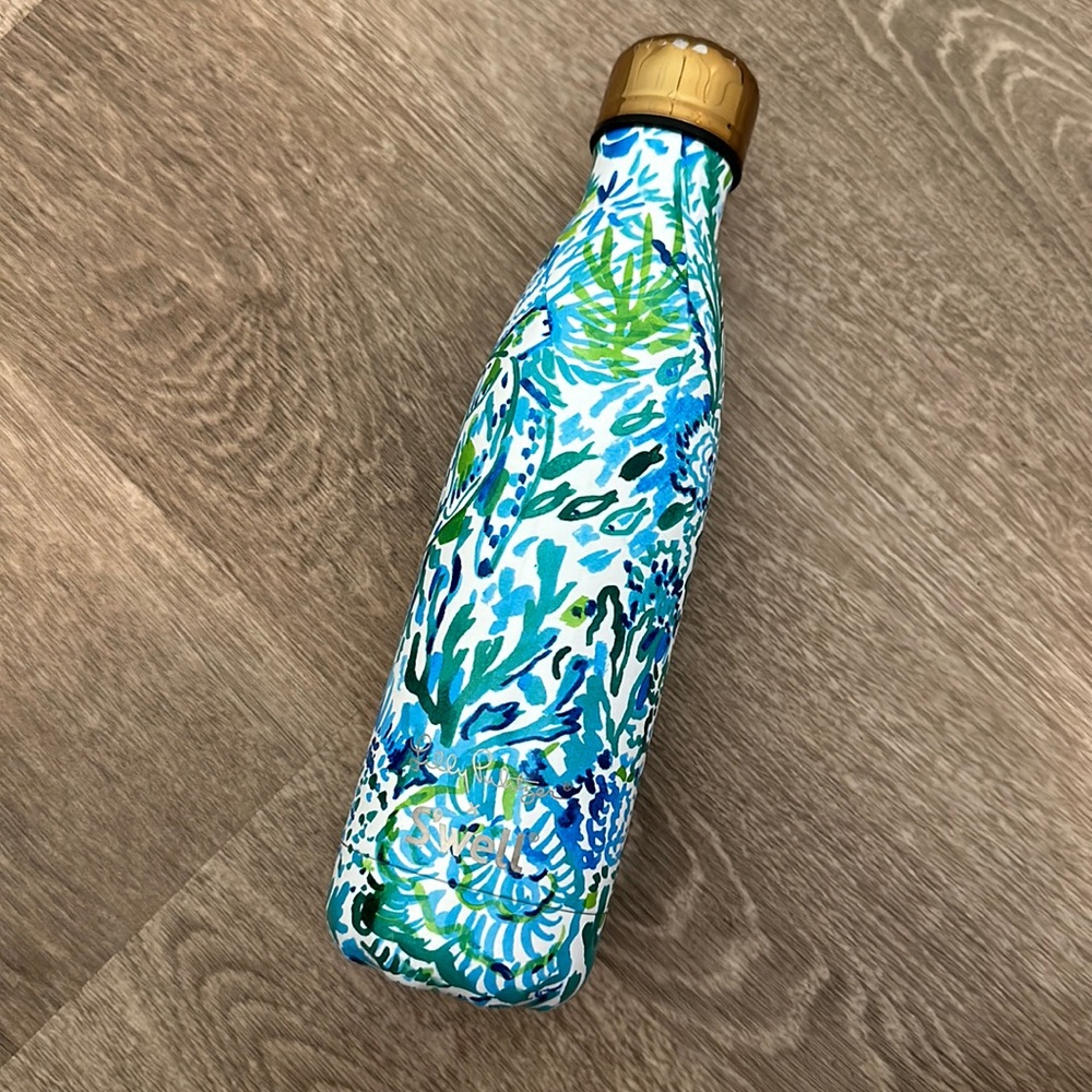 Swell x Lilly Pulitzer collab water bottle. Turtle print 17oz